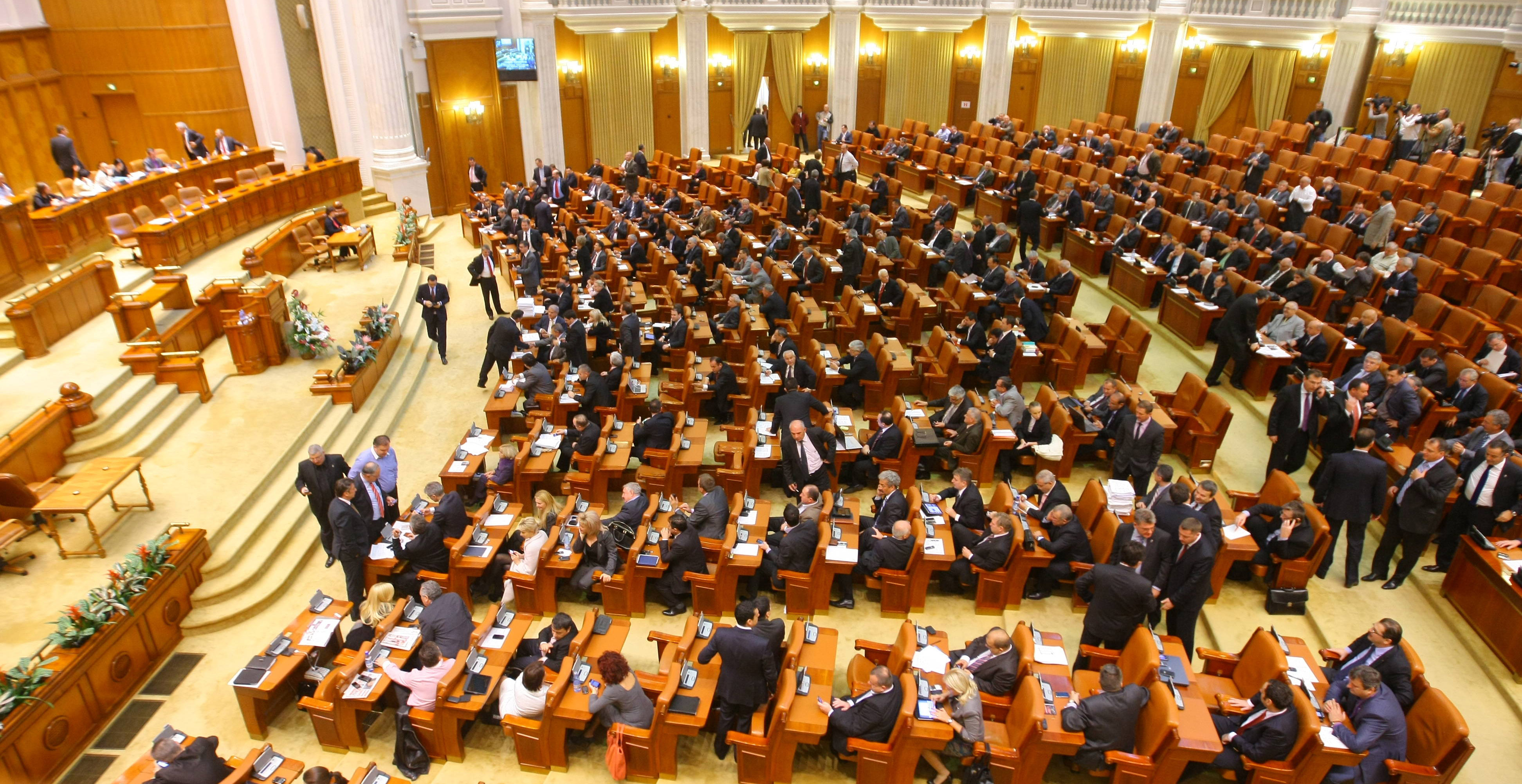 Legea care interzice fumatul în toate spaţiile publice închise a fost adoptată