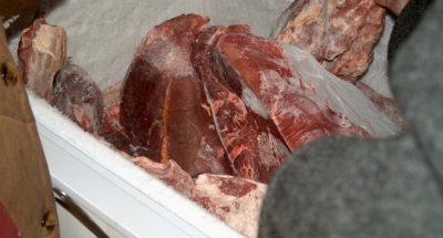 Vin Sărbătorile! Cu ce ne „ademenesc” marile magazine – TONE de carne expirată