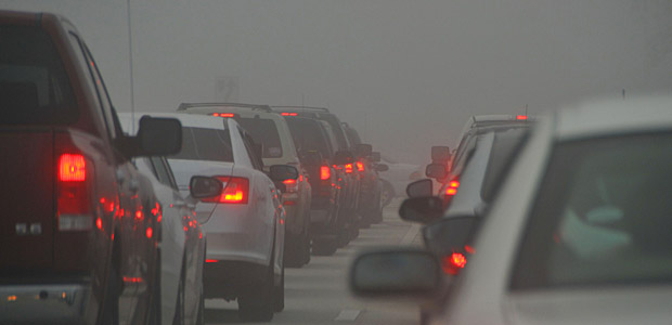 ATENŢIE! Trafic în condiţii de ceaţă. Aglomeraţie în vami şi pe Valea Prahovei