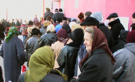 Program prelungit la „cozile umilinţei”