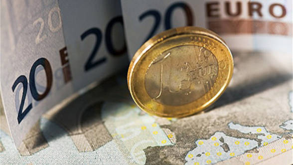 Leul se devalorizează în faţa Euro la final de an