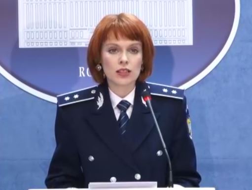 Pomi de Crăciun şi artificii, confiscate de poliţişti