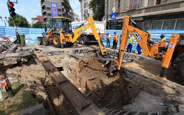 Circulaţie întreruptă în zona Eroilor, alarmă cu bombă la Unirii
