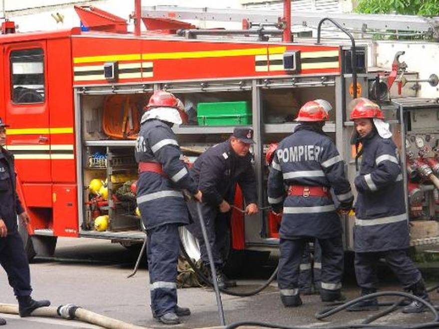 TULCEA: Clădire distrusă de un incendiu