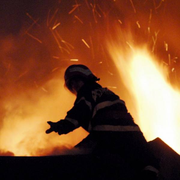 UPDATE – Mansardă ÎN FLĂCĂRI. Incendiu pe strada Theodor Burada