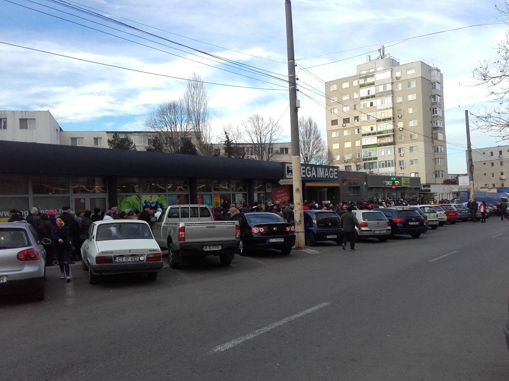 A treia zi de cozi la pachetele cu alimente