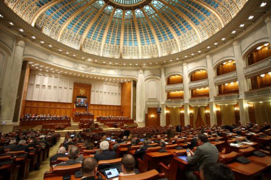 PENSII SPECIALE. Parlamentul, luat la bani MĂRUNŢI de Guvern