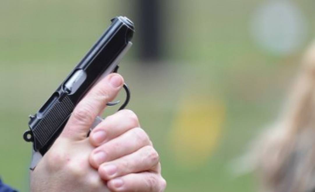Focuri de armă trase de poliţişti pentru a prinde un şofer care nu a oprit la semnal