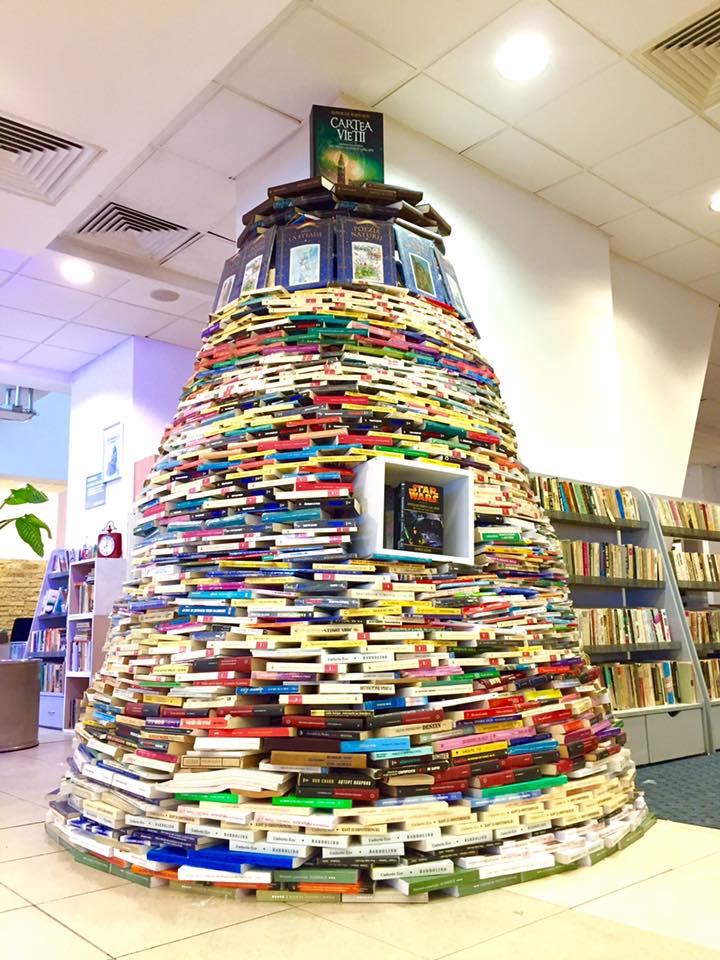 FOTO: Pom de Crăciun din cărți la Biblioteca Colorată