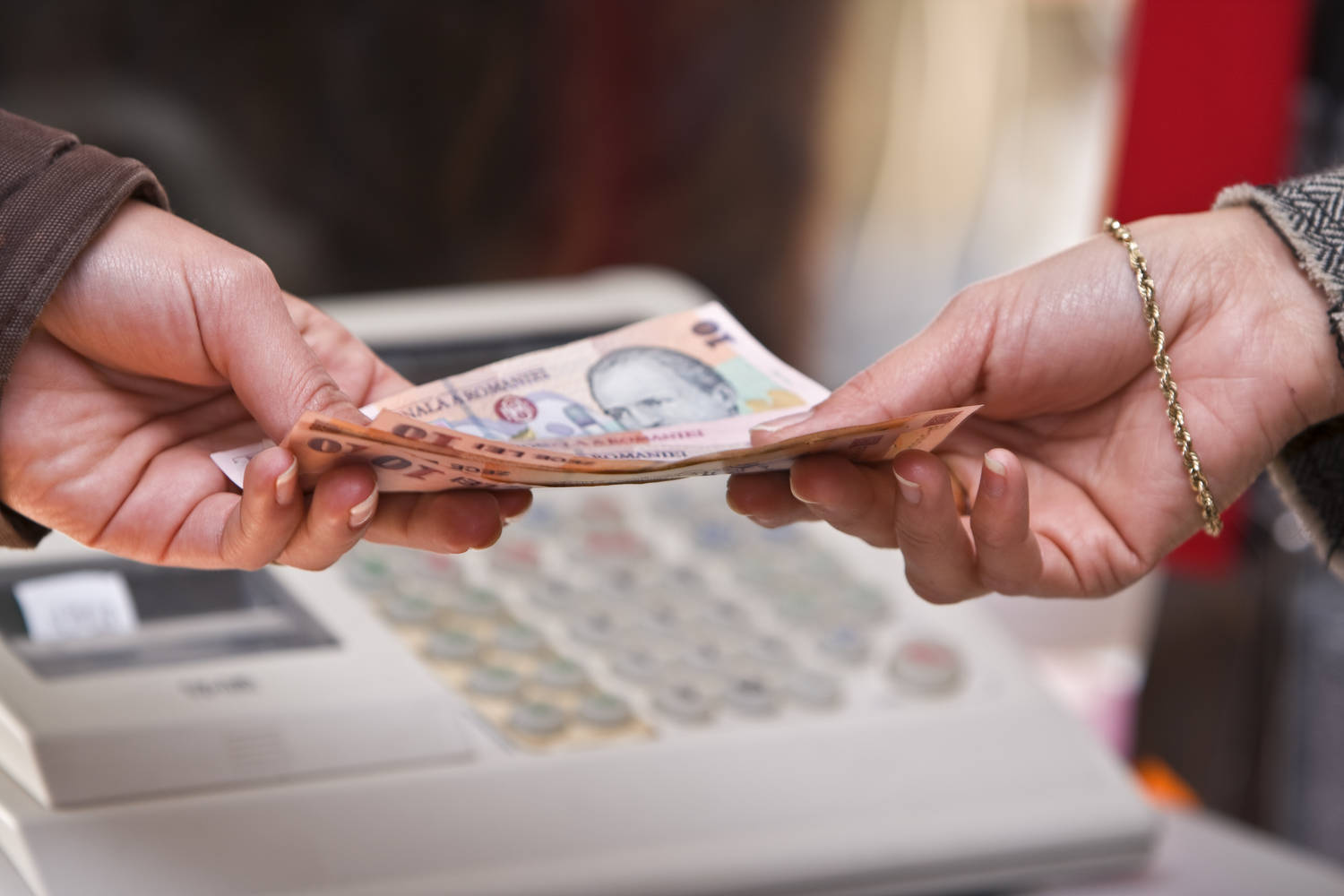 Guvernul va decide asupra majorării salariului minim până la 31 decembrie