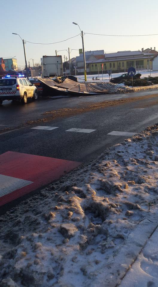 Marfă împrăştiată pe şosea, în Agigea