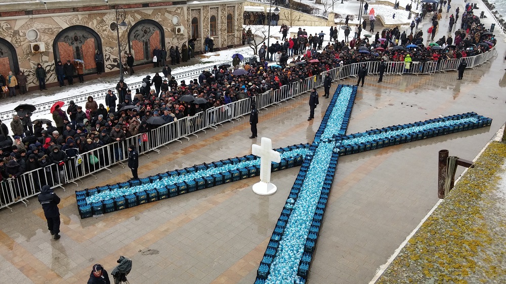Foto – Cincii mi de oameni pe faleză. BOBOTEAZA la malul mării