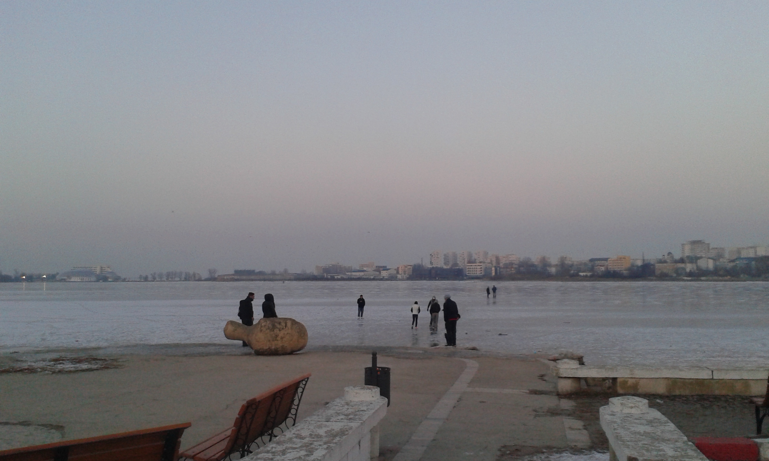 FOTO – De-a şoarecele şi pisica, pe lacul Tăbăcărie îngheţat BOCNĂ