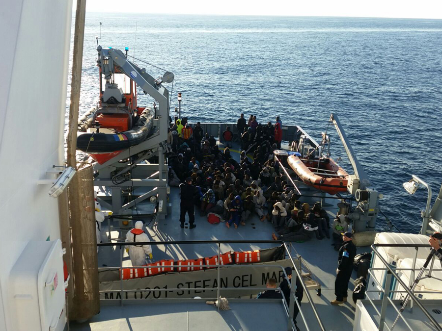FOTO/VIDEO – 119 migranţi africani, salvaţi de la naufragiu de poliţiştii români de frontieră