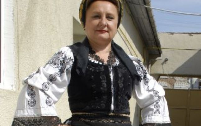 (AUDIO) O voce caldă şi un profesor dedicat: Leontina Fărcaş