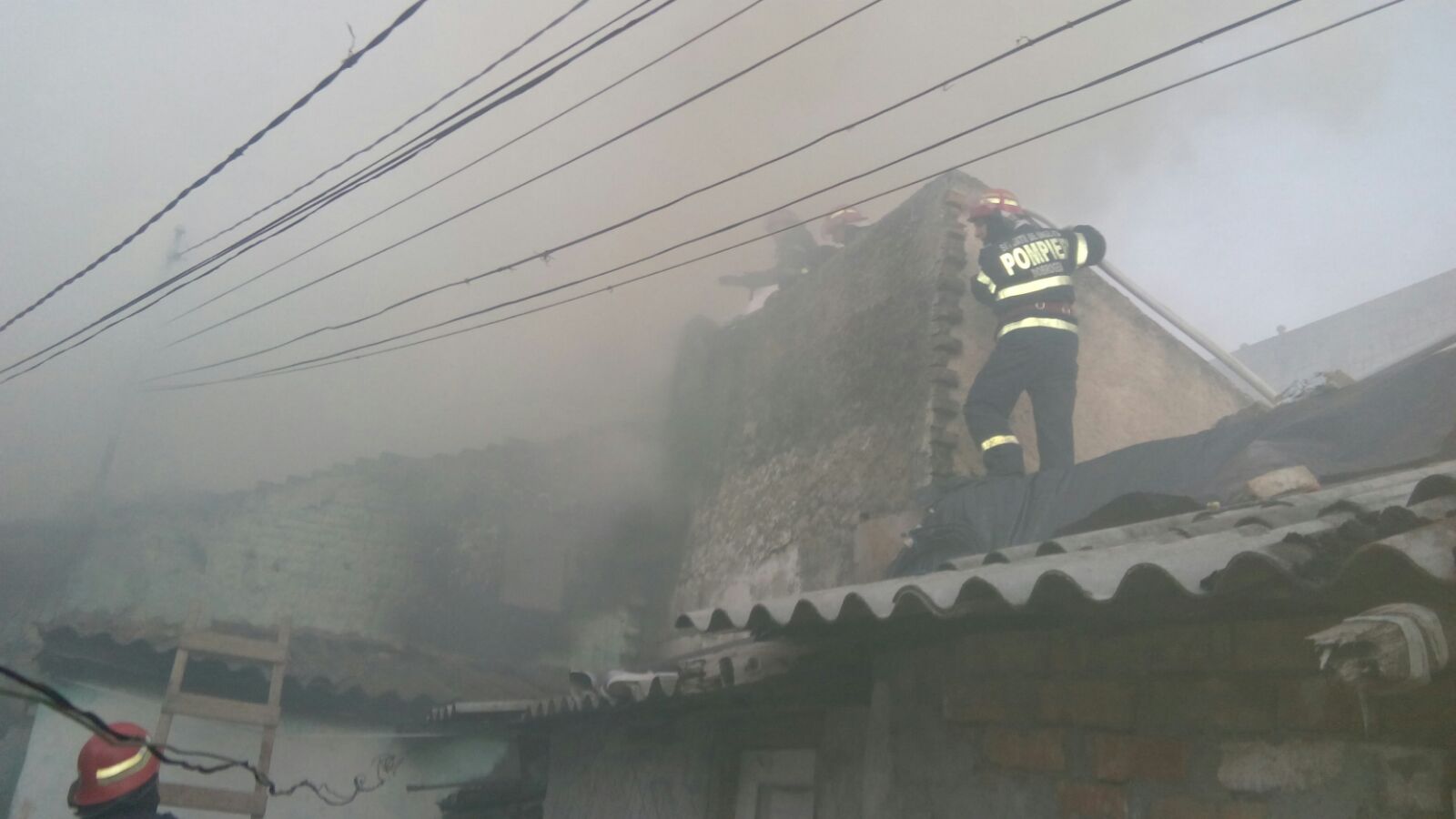 Update 2 – CONSTANŢA: Casă cuprinsă de flăcări, în prima zi a anului. Două persoane – la spital (FOTO+VIDEO)