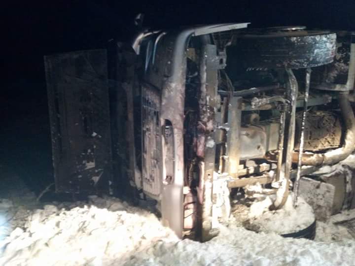 Update – TIR răsturnat lângă Năvodari. Două persoane încarcerate