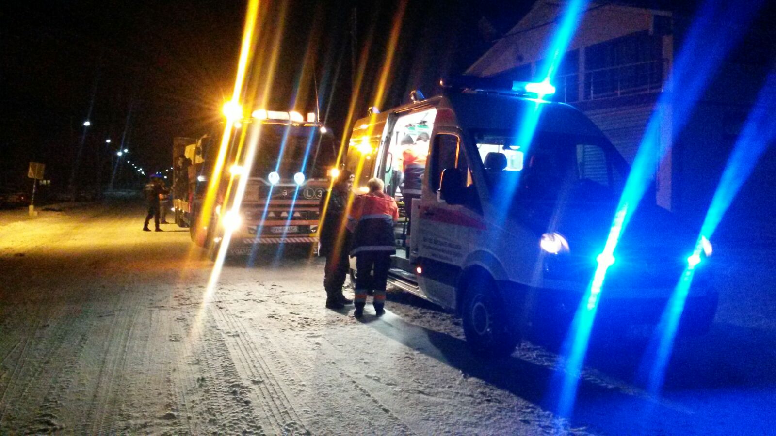 FOTO: Gravidă pe punctul de a naşte, salvată din nămeţi cu autospeciala cu şenile