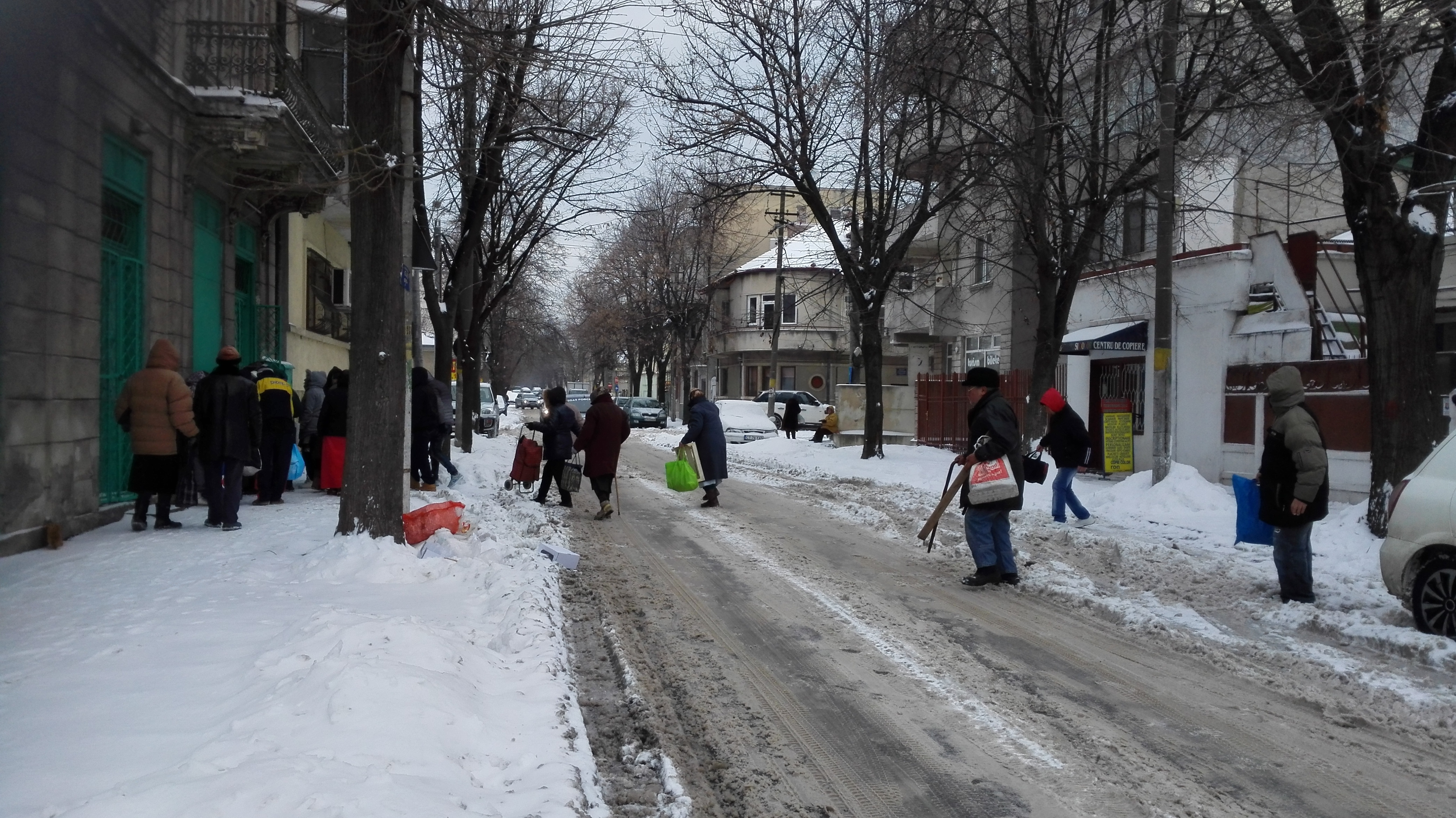 FOTO – Persoanele defavorizate aşteaptă ore în şir la coadă la cantina socială