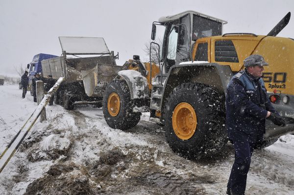 Maşini şi utilaje de deszăpezire BLOCATE pe Autostrada SOARELUI