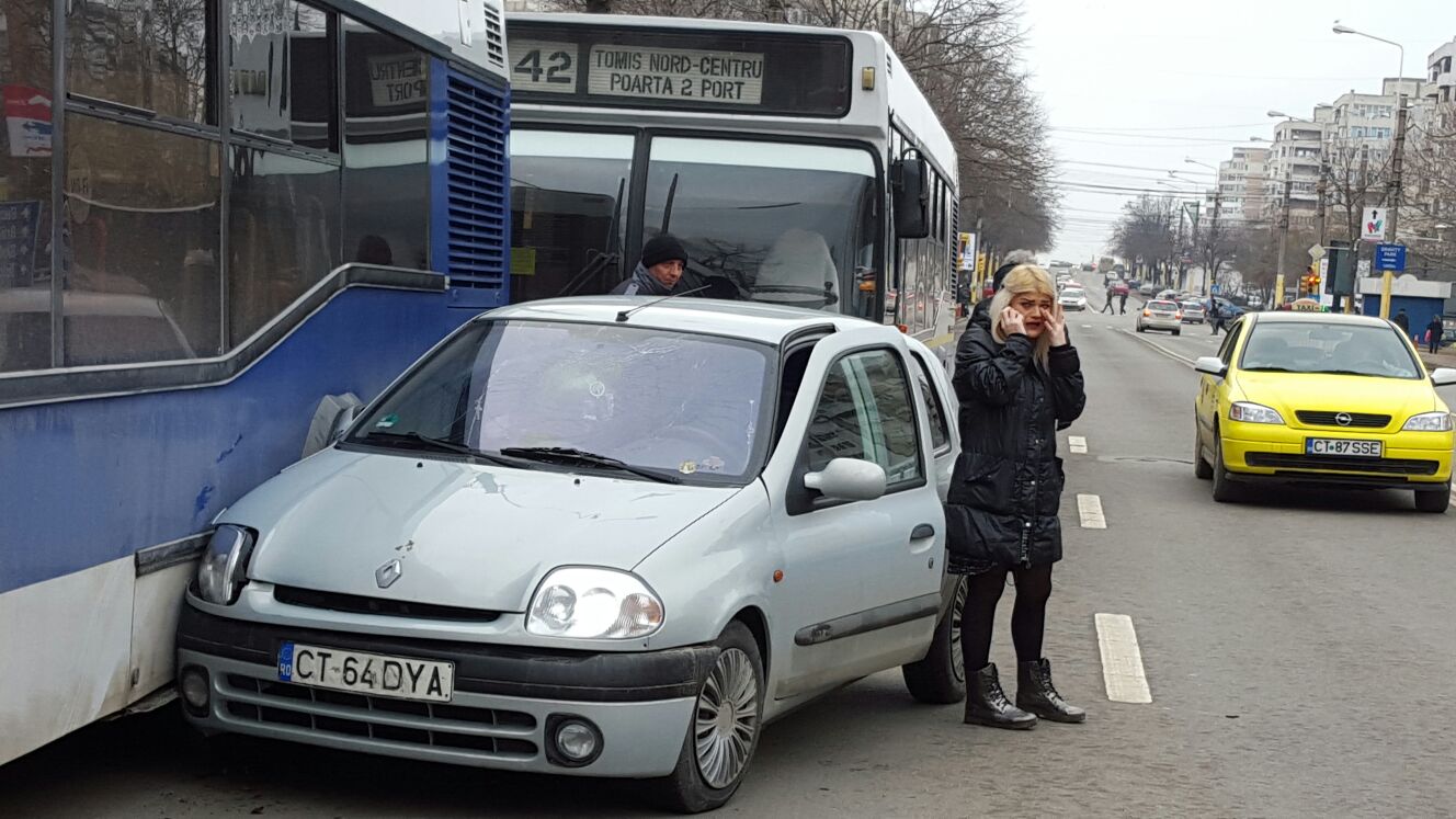 Accident în Constanţa – O şoferiţă a lovit o bătrână şi două autobuze