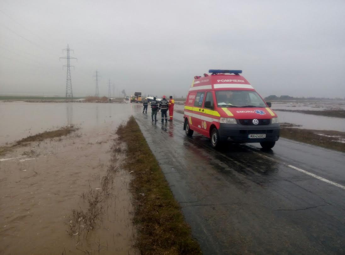 Update – CONSTANŢA: Un autocar cu pasageri, aruncat de viitură într-o râpă plină cu apă