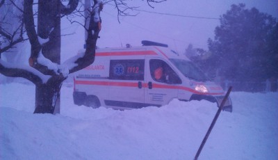 TULCEA. Autoturisme blocate în nămeţi. Printre ele, o ambulanţă