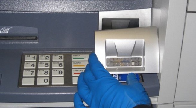 Furau bani din ATM-uri cu carduri clonate
