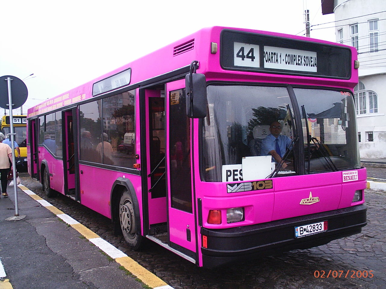 O femeie a căzut dintr-un autobuz RATC!