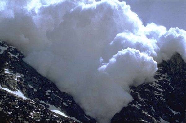 Codurile ROŞU şi PORTOCALIU de avalanşe, menţinute