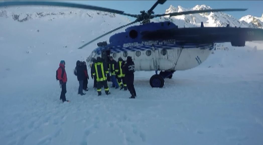 VIDEO – Turiştii blocaţi la Bâlea Lac, salvaţi cu elicopterul