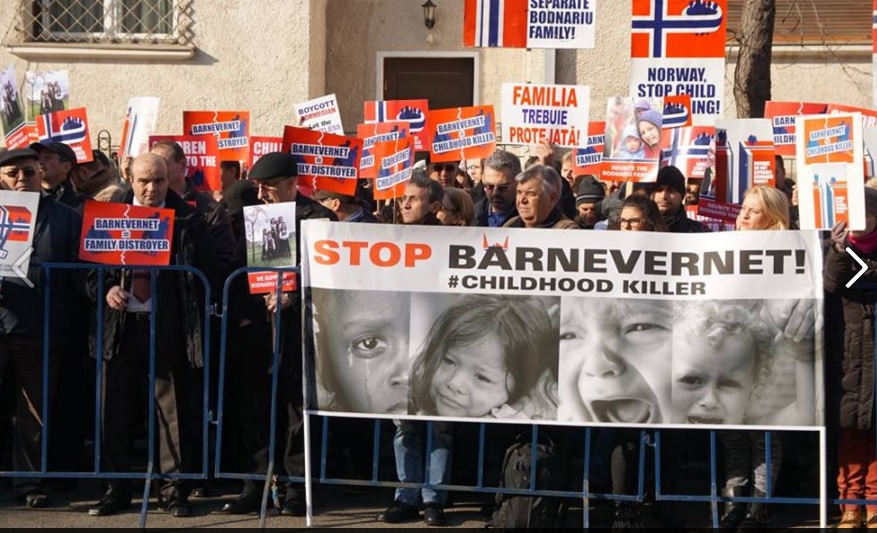 CONSTANŢA: Miting pentru susţinerea familei Bodnariu, ai cărei copii au fost luaţi de statul norvegian