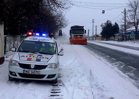 Autorităţile vor să surprindă şi ele iarna. Cât de bine s-a pregătit şi cum acţionează Regia de Drumuri