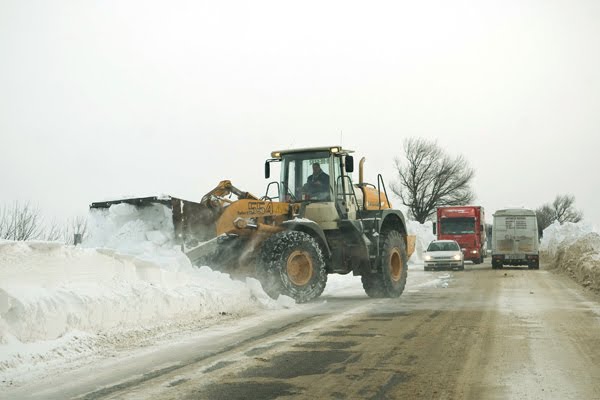 Pe drumurile judeţene din Constanţa se circulă în condiţii vitrege