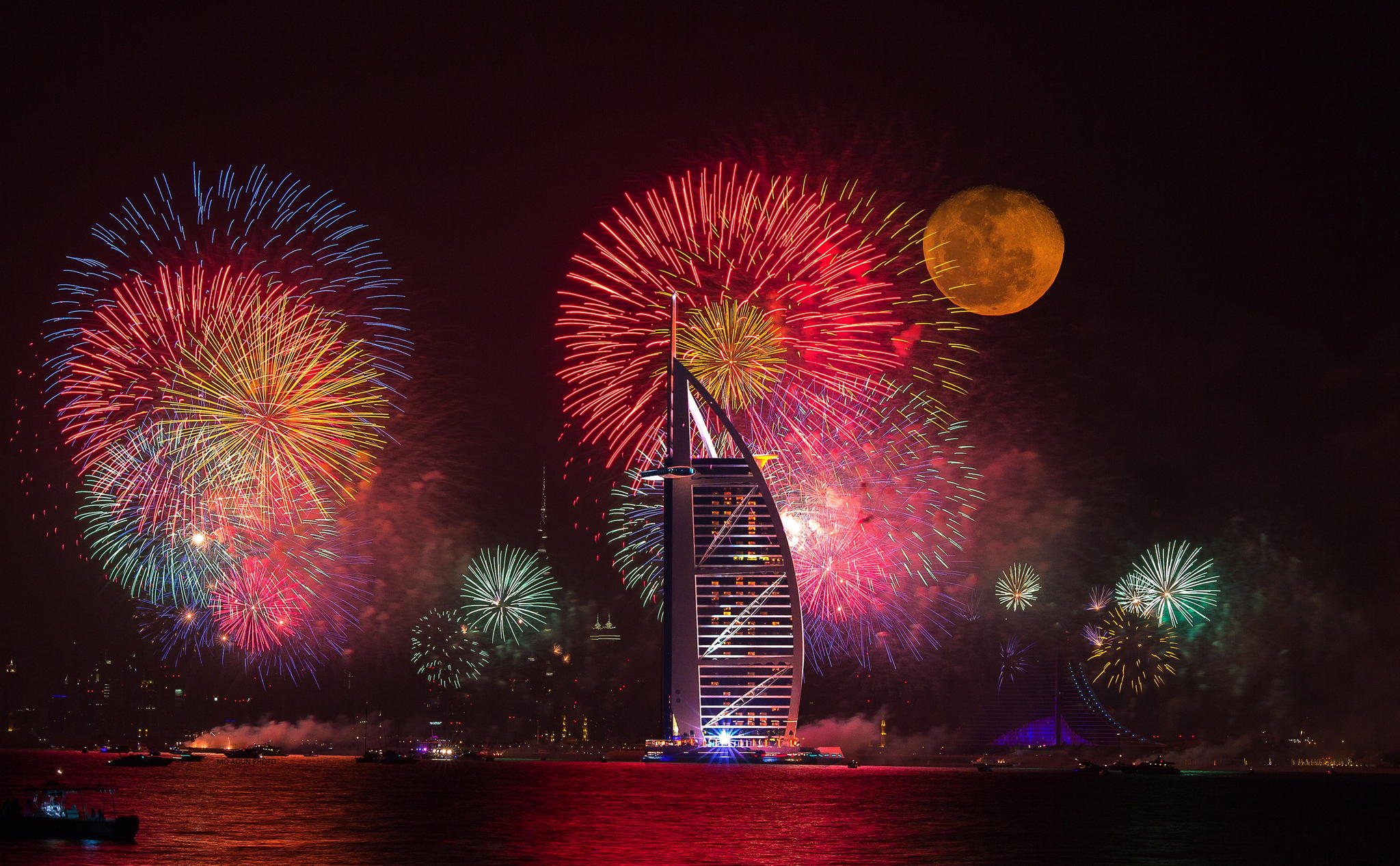 Focuri de artificii impresionante, dar şi măsuri de securitate sporită la trecerea dintre ani