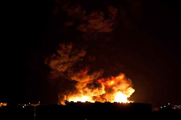 Update – Fum toxic deasupra cartierului Brătianu. Incendiu lângă o vulcanizare din Constanţa