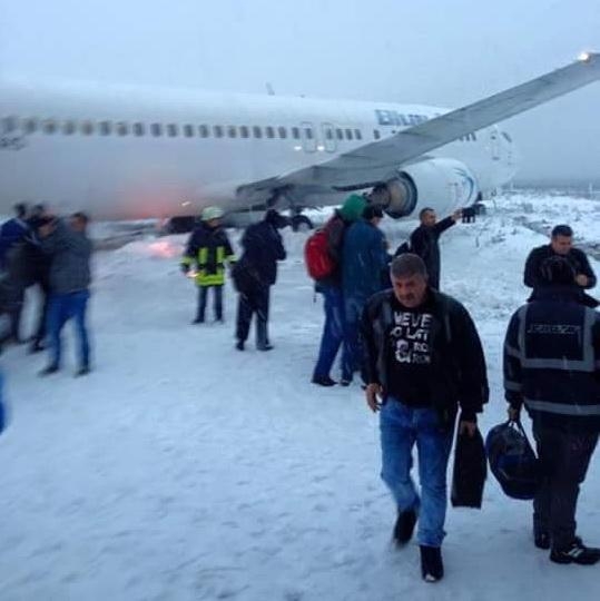 Scandal uriaş după aterizarea ratată a aeronavei Blue Air