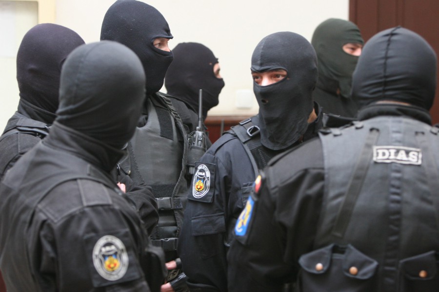 Percheziții DNA la un fost ministru al Transporturilor, într-un dosar de mită
