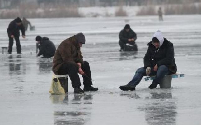 TULCEA: ”Ştiuca fie cât de hoaţă, noi o scoatem de sub gheaţă”