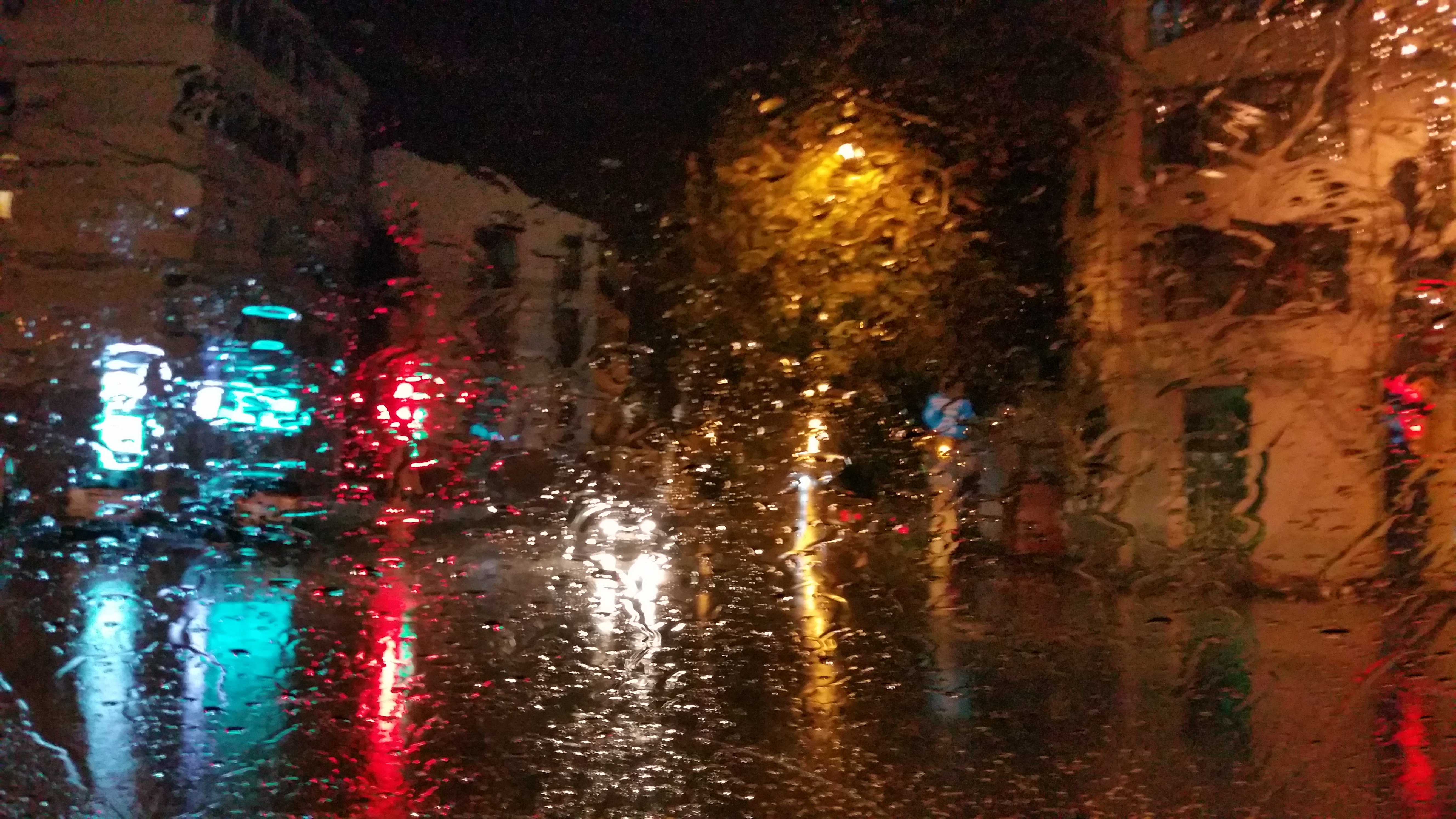 Vreme caldă, dar ploioasă