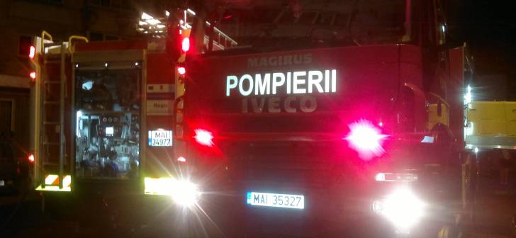 UPDATE – Balcon INCENDIAT de petarde aruncate din stradă!