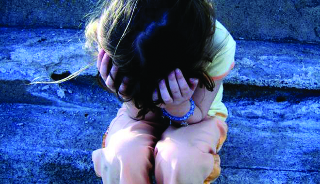 Minoră şantajată sexual de concubinul mamei