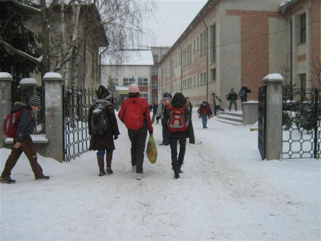 TULCEA: Iarna îşi ia înapoi darul neaşteptat pentru elevi. Miercuri se redeschid şcolile!
