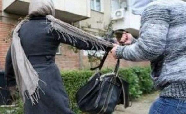 Pensionară tâlhărită de doi minori pe strada Soveja