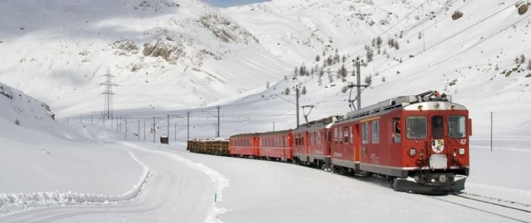 O sută de oameni au suferit de frig, într-un tren blocat pe câmp