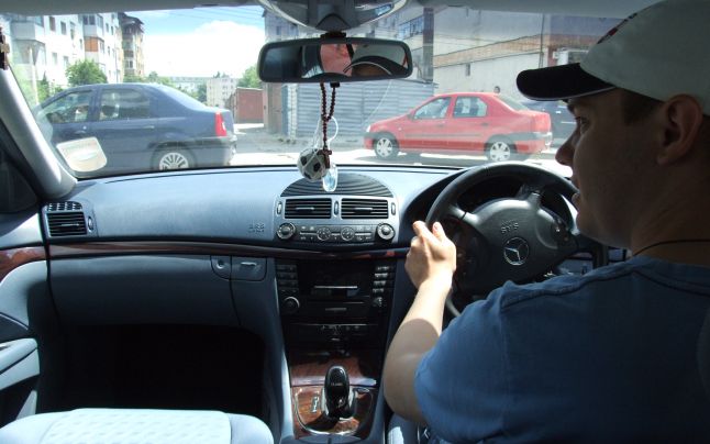 Conduci o maşină cu volan pe dreapta? Vei avea parte de reguli noi