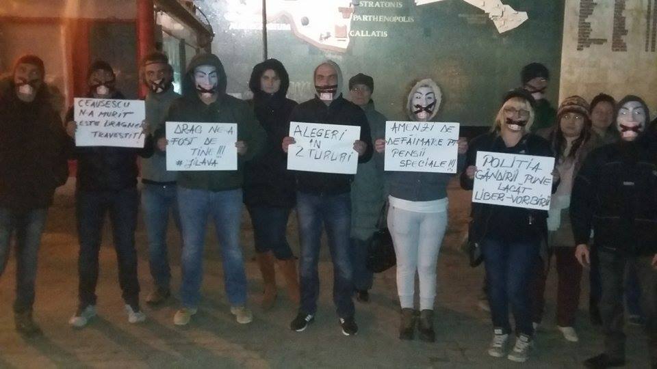 FOTO – Protestul tăcerii. CONSTANŢA, în stradă, împotriva legii defăimării!