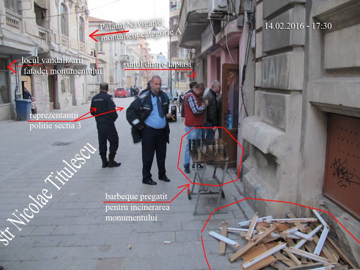 FOTO: Mititei la grătar în centrul istoric al Constanței, cu lemne smulse dintr-o clădire de patrimoniu
