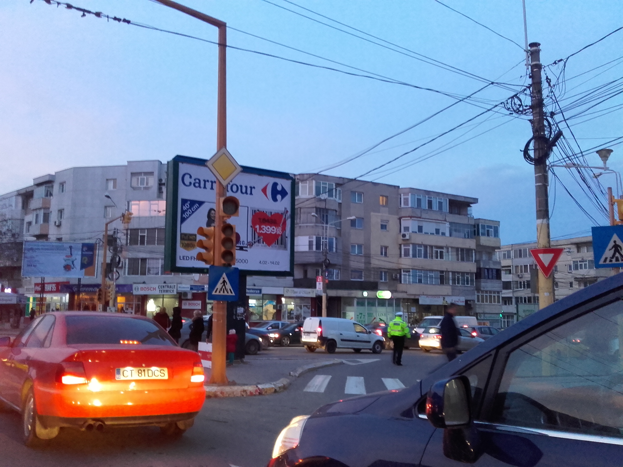 FOTO – Semafoarele au „căzut” în două dintre cele mai aglomerate intersecții din Constanța (update)