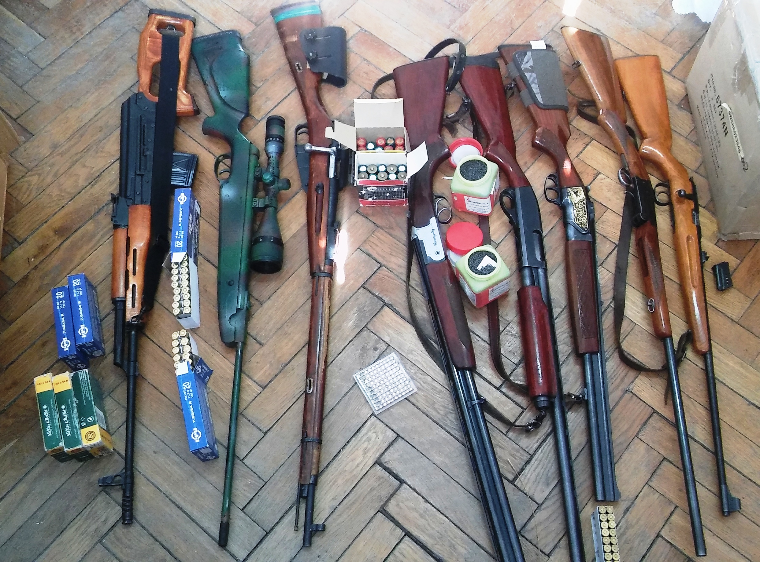 VIDEO – Arsenal de vânătoare deţinut ilegal de un pensionar din Cernavodă